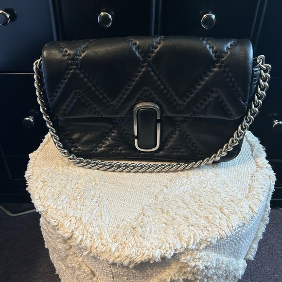 Elegant Black Quilted Chain Bag - Picture 1 of 4